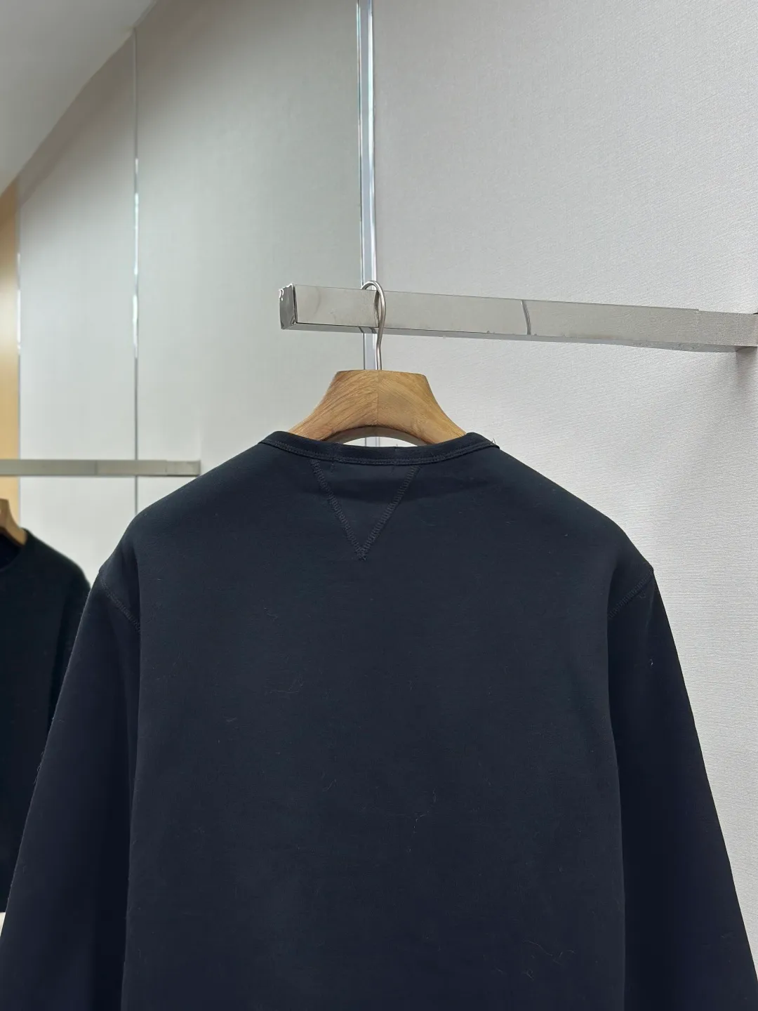 P290 [Same-origin fabric, exclusive new style, first choice for old money] Ralph Laure Ralph Lauren embroidered long-sleeved sweatshirt is made of cotton blended fabric, which is soft and tough to the touch. It has been finely spun and pre-shrunk, making it comfortable to the touch and not easy to deform. You don’t have to worry about shrinkage or pilling for daily wear and washing, and the texture is stable and online! The pony embroidery on the chest, despite the small size, has fine stitches and every stitch is perfectly stitched. The embroidery thread is pure in color and high in fastness. It is simple and high-end, highlighting the brand's iconic exquisite craftsmanship! The neckline is a classic round neck design, with an exquisite small V-shaped splicing design at the bottom. The workmanship is particularly neat, and the stitching in the circle is straight and even, without any distortion. It will not become loose and deformed after being worn for a long time. It fits the neck without being tight, and it is full of comfort! Scan the QR code on the label to enter the official website directly! It’s like adding an “identity pass” to clothes, and the quality is directly visualized ‼ ️ Size: S-XL